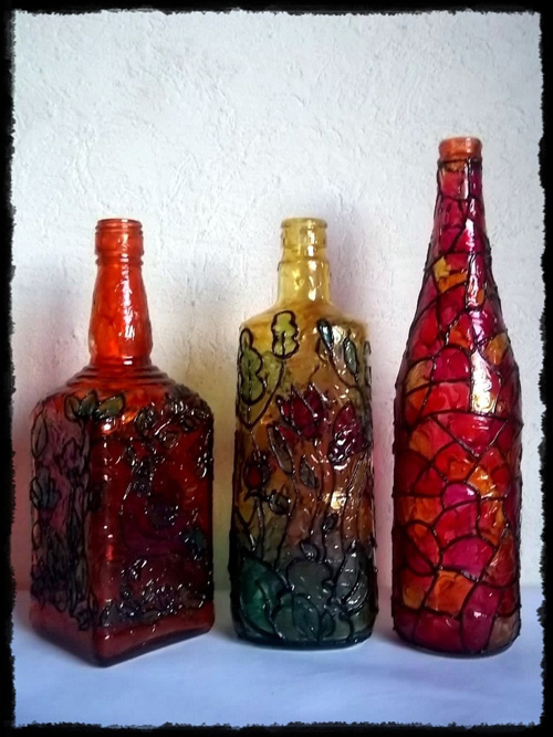 La decoración de las botellas de cristal o de plástico con pinturas de látex