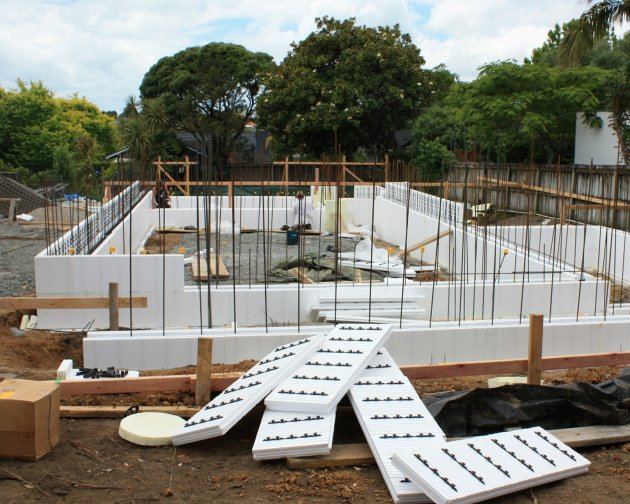 Paneles semi-prefabricados de hormigón. Eco-block para la construcción de viviendas unifamiliares  