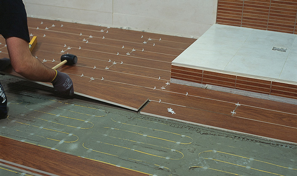 Se pueden colocar pavimentos de madera o corcho sobre suelo radiante  