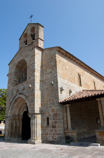 La iglesia de Santa Maria en Villaviciosa es un ejemplo de arquitectura románica en una villa donde la manzana es la protagonista
