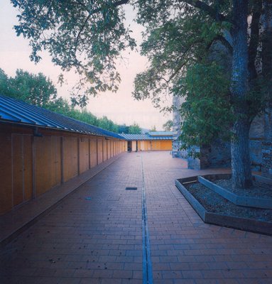 Albergue de peregrinos de Cacabelos, León, en el Santuario de la Quinta angustia. arquitectura de albergues del camino de santiago 