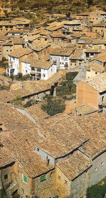 Alquézar en Huesca, una villa recuperada para el turismo. Alquezar, en la provincia de Huesca, significa la fortaleza. La villa, en efecto, es un enorme castillo fortaleza que domina un hermoso cerro, un lugar privilegiado con una antigua historia. Alquézar ha sido escenario de múltiples guerras y conquistas con importantes batallas e historias de caballeros que tuvieron lugar durante el proceso de la reconquista y durante el constitución del propio reino de Aragón. Su origen se remonta a los tiempos de las divisiones geográficas llevadas a cabo por las grandes familias musulmanes en toda la zona de Aragón, su construcción se asocia a la defensa de Barbitania. Se sabe que perteneció a la familia de los Banu Jalaf, y que en el año 893 fue conquistada por Ismail-Ben-Muza, y durante 40 años tuvo como gobernador a Yahia, uno de los hijos de Abderramán III. Posteriormente fue reconquistada por los cristianos en el siglo XI y a partir de entonces perteneció a diócesis de roda. Alfonso I le concedió fueros, y aunque durante los siglos XII y XIII perteneció a Tortosa, a partir de 1242 pasó a manos definitivas de las diócesis aragonesas. Su paisaje la hace especial, una villa enmarcada en tierras altas, cercana a cumbres poderosas junto al río Vero y a 660 m de altitud. Rodeada de almendros y olivos centenarios, lo que la convierte, hoy  en día, en un paraje  ideal para los deportes de aventura, senderismo y turismo rural. Sus calles de gran pendiente conducen siempre hacia el castillo, una zona de doble muralla construida durante los siglos XI y XII, porque Alquézar, aunque fue fundada por los árabes, no guarda en su interior ningún recuerdo de sus primeros pobladores Una Colegiata del siglo XVI con restos de la iglesia de Santa María Magdalena, parte de un claustro romántico de los siglos XI y XIII, restos de pinturas al fresco y grandes museos con retablos y muestras de la pintura religiosa de los siglos XV hacen del recinto amurallado una muestra de arquitectura medieval de gran importancia, convirtiendo Alquézar en un pueblo museo. Pero visitar Alquézar no es sólo caminar por su conjunto monumental, también es recorrer sus calles, admirar la arquitectura del caserío popular, con sus calles y plazas y los edificios de gran valor histórico artístico que hoy en día han vuelto a cobrar protagonismo gracias a las cuidadas rehabilitaciones arquitectónicas. Podrás caminar por calles empedradas, admirar soportales y porches, pórticos, escudos nobiliarios, chimeneas y balconadas que poco a poco hay sido restauradas. Y una muestra de esta arquitectura popular es la plaza porticada de la Villa, pequeña pero de gran belleza e interés arquitectónico, hoy testigo de nuevas actividades, sobre todo del sector turístico con interesantes locales donde poder degustar la rica gastronomía y los vinos de la zona. A los que les guste la naturaleza, los alrededores de Alquézar ofrecen interesantes rutas senderistas, deportes de aventura y pintorescos rincones. Así como una oferta de casas rurales donde disfrutar de un merecido descanso. Redactado por equipo editorial de urbanruta 