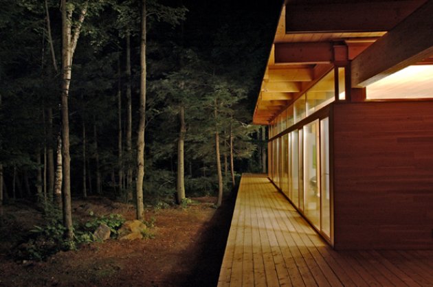 Una casa de madera en el bosque. Un proyecto que ha querido integrarse en el entorno  