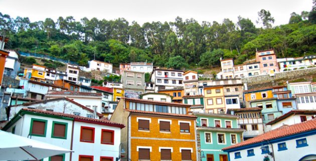 El pueblo de Cudillero en Asturias. un pueblo pesquero y casi tallado en la ladera 