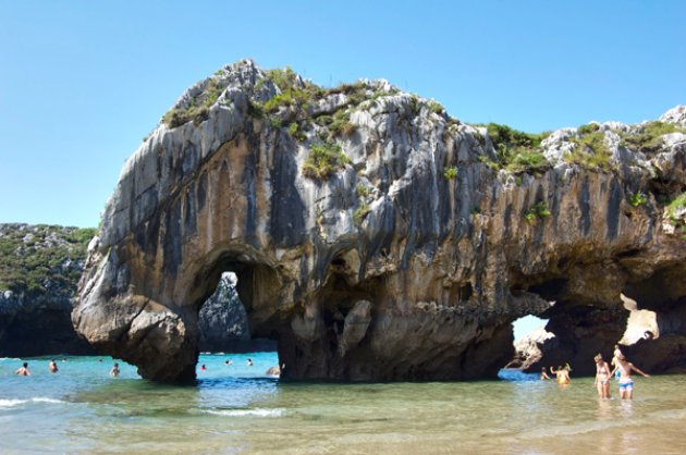 Playa en Asturias de cuevas del mar