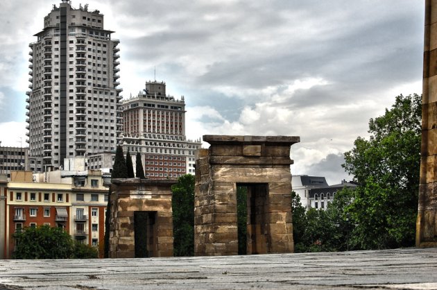 Foto templo de Debod y torres de plaza de España. Una bonita imagen del templo de Debod con las torres de la plaza de España al fondo