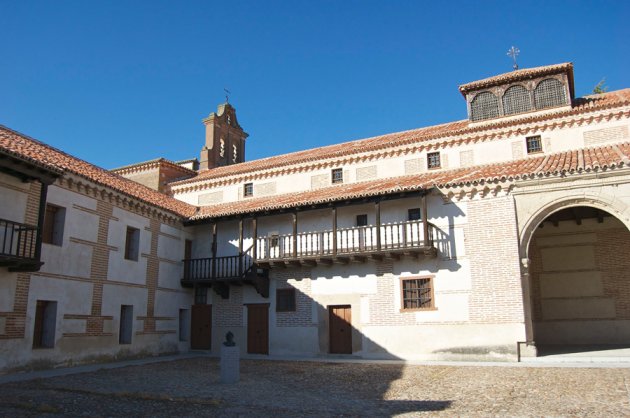 Madrigal de las altas Torres. Una de las  ciudades más vetustas y sepulcrales de España, cuna de Isabel la Católica 