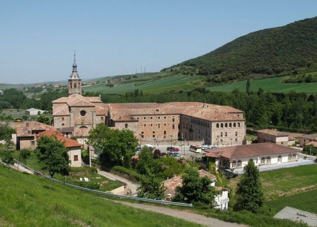 Monasterios de Suso y de Yuso (San Millán de la Cogolla – La Rioja). dos monasterios a menos de 1000metros de distancia  