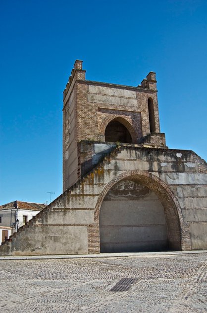 La muralla de Madrigal de las altas torres. Una muralla de estilo mudéjar y planta circular en el pueblo que vio nacer a Isabel la Católica 