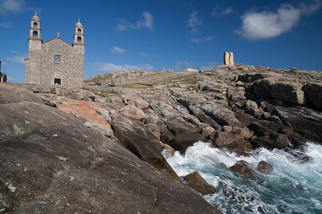 Muxia, allá en la costa da morte. Una tierra de pescadores y barcas de piedra 