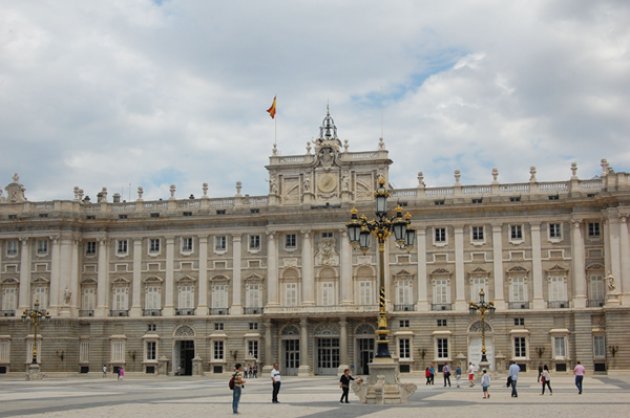 Imágen del patio de Armas del palacio de Oriente en el año 1900 comparada con la actualidad 