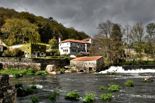 El pazo Gallego, la vivienda tradicional de la nobleza gallega desde el siglo XIII. Volúmenes prismáticos adaptados al entorno gris de estas tierras