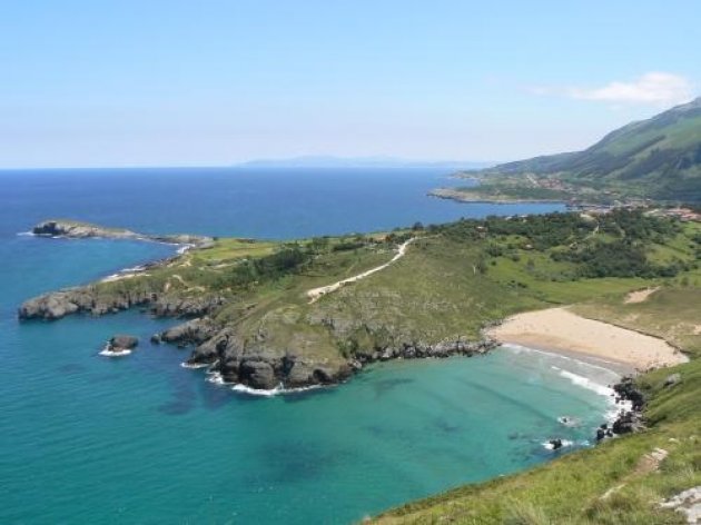 Rutas por algunas playas de Santander (Liendo y Laredo). Playas de arenas doradas y rodeadas de preciosos acantilados  