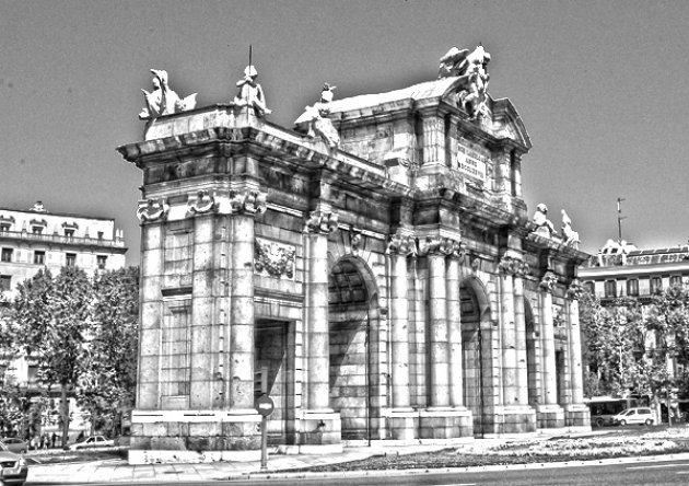 La puerta de Alcalá. La puerta diseñada por Sabatini por encargo del rey Carlos III