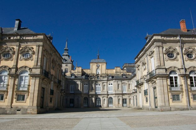 El palacio de la granja de San Ildelfonso y sus jardines con sus espectaculares fuentes 