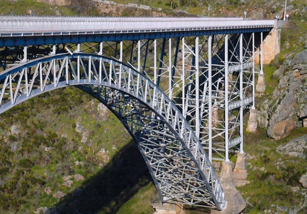 Puentes de España. El viaducto de pino. El viaducto de Pino, un liviano viaducto de acero sobre el rio Duero 