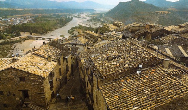 La villa de Ainsa en Huesca, un pueblo medieval en las puertas del pirineo 