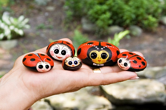 Cómo pintar unas piedras de rio para decorar nuestro hogar  