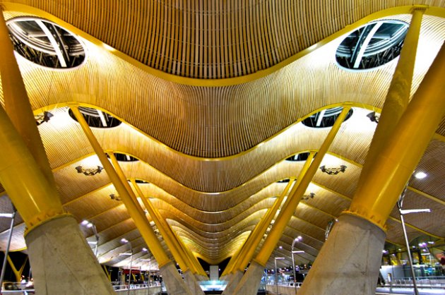 Foto de la cubierta de la T4 de barajas en Madrid. Una interesante combinación de acero, madera y hormigón