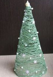 Cómo hacer un árbol de Navidad con hilos de coser y con forma de cono 