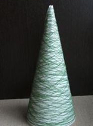 Un árbol de navidad muy original hecho con hilos de coser