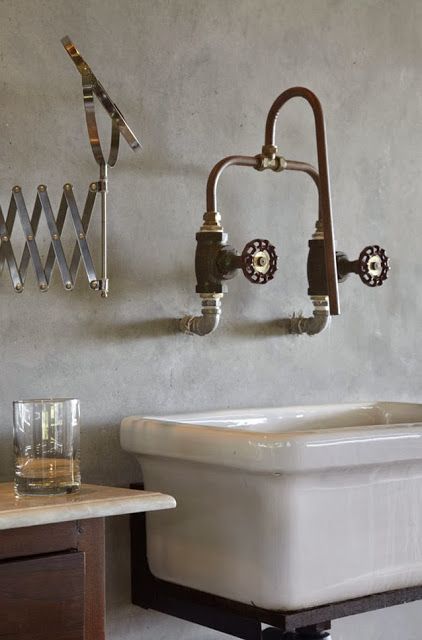 Ejemplos de originales diseños de baños, con lavabos cuyas cañerías quedan a la vista 