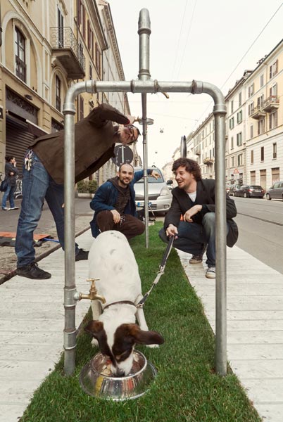 Un original parklet: un bebedero para perros y personas en una plaza de aparcamiento 