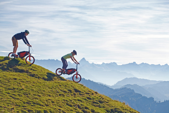 Una manera de viajar híbrida, puedes ir caminando o en bicicleta indistintamente 