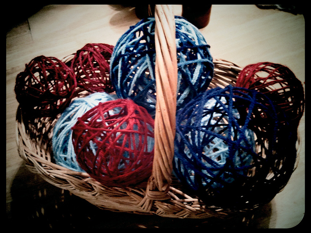Cómo hacer una pelotas con hilos de bordar y un globo  
