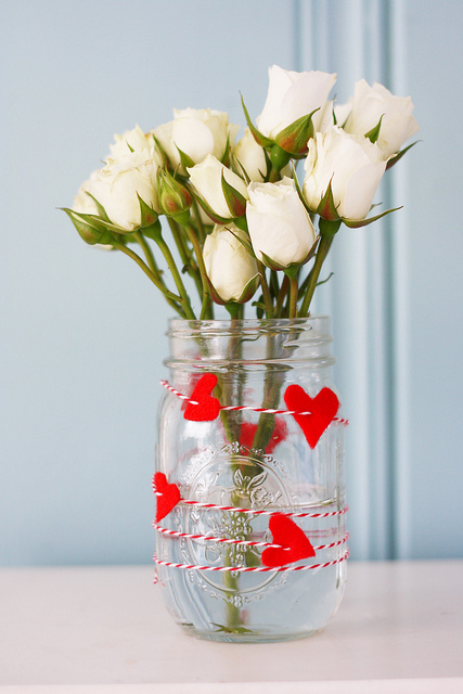 Ideas originales para el día de San Valentín. Decoración de botes de cristal 