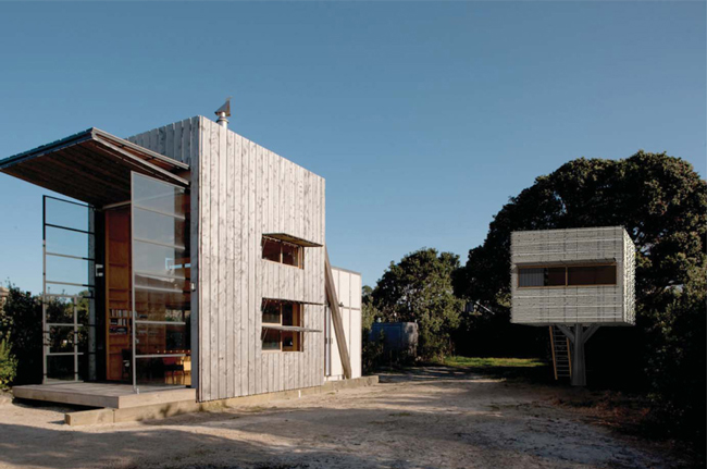 Una pequeña casa de madera sobre un árbol 