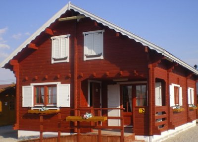 casa prefabricada de madera roja