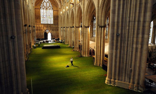 Cubren de césped la catedral de York Minster para el cumpleaños de la reina 