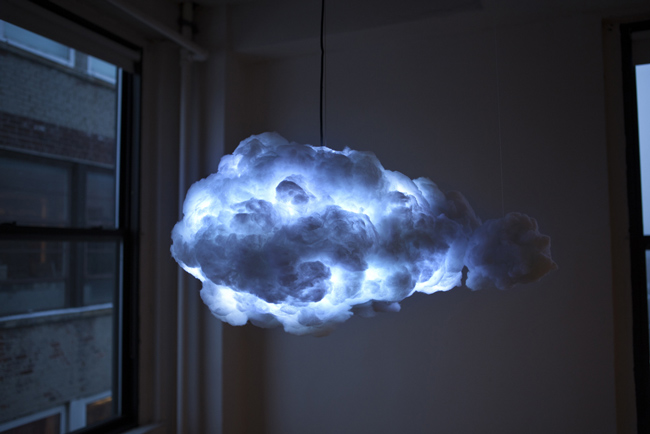 Una lámpara que simula una tormenta  con relámpagos y todo  