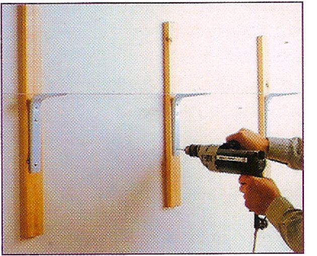 Cómo colocar una balda en la pared de mi casa con la ayuda de guías de madera y escuadras 
