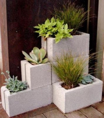 Jardineras con bloques de hormigón. Cómo reutilizar los bloques de hormigón para hacer unas jardineras   