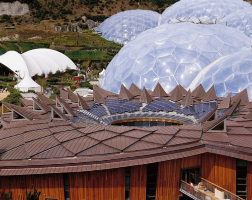 El Eden project y su ampliación. Un edificio que usa el cobre como elemento de cubación.  