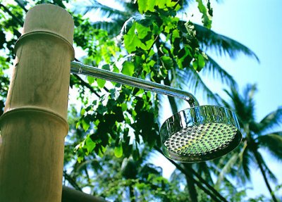 Una original ducha en un tronco de bambú. El complemento perfecto para nuestra piscina tropical 