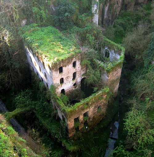 Algunos edificios son más bonitos cuando están abandonados que durante su vida útil 