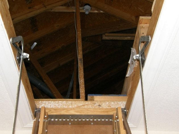 Escaleras escamoteables, plegables o retráctiles. ¿Qué son las escaleras escamoteables?   