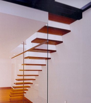 Escaleras con peldaños de madera