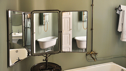 Decoración de un baño con espejos para hacerlo más grande   