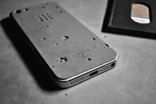 Una curiosa y resistente funda para el iphone hecha de hormigón. 