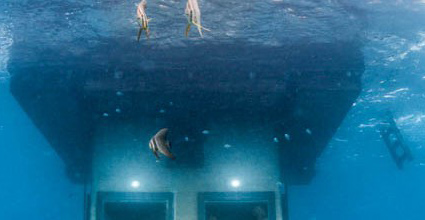 Un hotel debajo del mar con una suite en el fondo submarino    