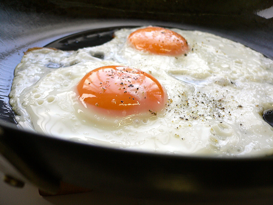 Formas tradicionales de preparar un huevo: huevo frito, huevo duro, escalfar un huevo 