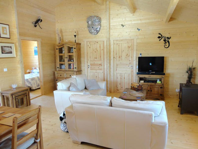 casas hechas con madera en su interior