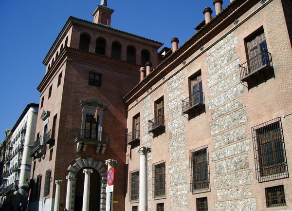 Leyendas de edificios de Madrid. La casa de las siete chimeneas
