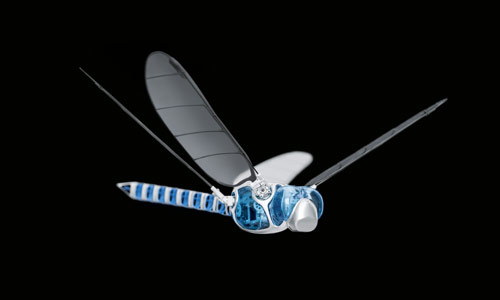 Una pequeña libélula voladora controlado con control remoto