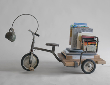 El reciclaje de un viejo triciclo para convertirlo en una librería
