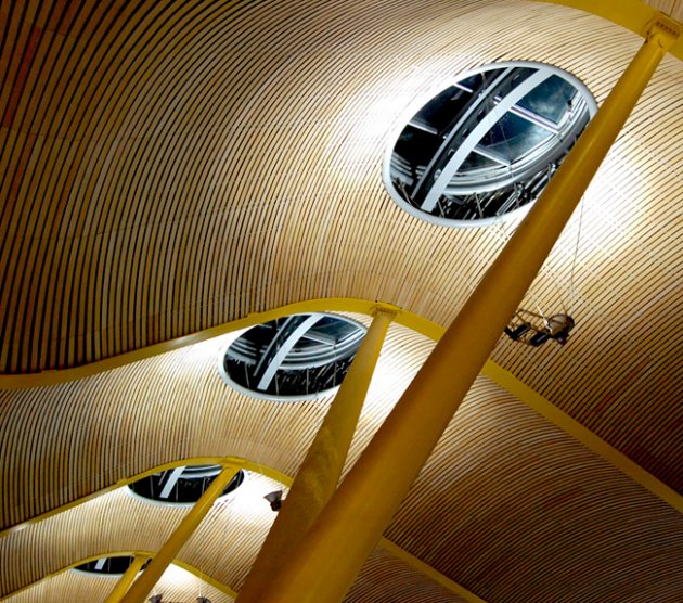 Foto lucernarios de la terminal 4 de barajas. Una cubierta alabeada con óculos en cada crujia